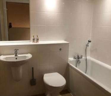 Newington Apartment | Private Parking 2 Bed 2 bath