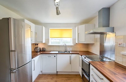 Sketty House | Private Parking, Garden, Close to Beach!