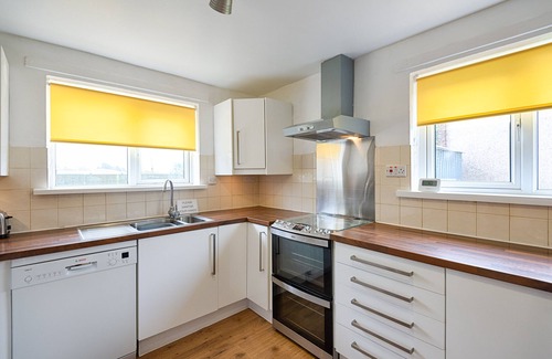 Sketty House | Private Parking, Garden, Close to Beach!