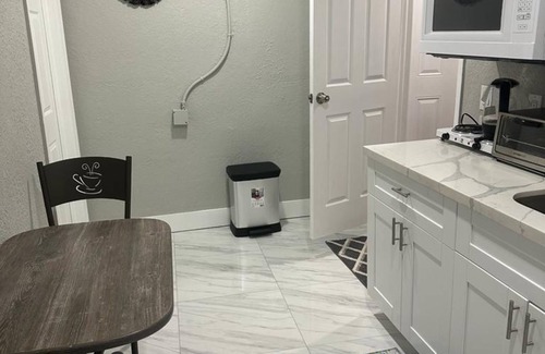 Sunrise House | Private Peaceful Guesthouse in Sunrise, Floridan