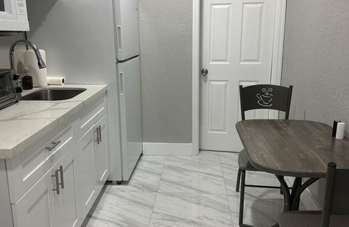 Sunrise House | Private Peaceful Guesthouse in Sunrise, Floridan