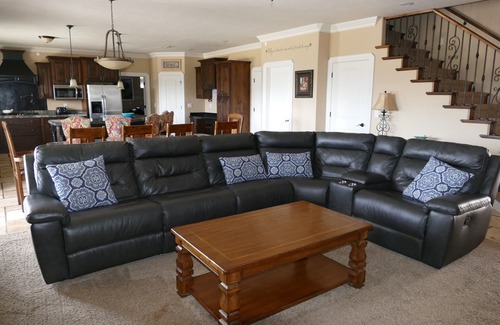 Hurricane House | PRIVATE POOL 34'x18', 25 Minutes to Zion, Playset for Kids, 7 bdrm, sleeps 32