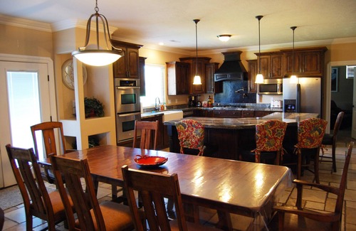 Hurricane House | PRIVATE POOL 34'x18', 25 Minutes to Zion, Playset for Kids, 7 bdrm, sleeps 32