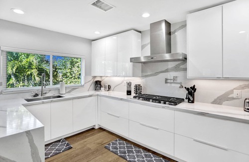 Hollywood Lakes House | Private Pool 3BR With Lakefront View