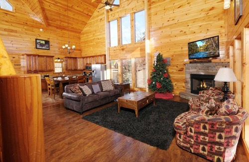 Gatlinburg - Pigeon Forge Cabin | Private Pool and Sauna! - Beaver's Treehouse