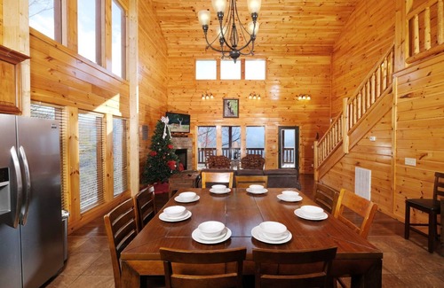 Gatlinburg - Pigeon Forge Cabin | Private Pool and Sauna! - Beaver's Treehouse