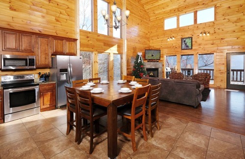 Gatlinburg - Pigeon Forge Cabin | Private Pool and Sauna! - Beaver's Treehouse