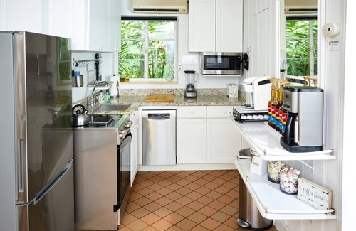 El Portal House | Private Pool Cottage–Tropical Garden, Firepit, Fast WiFi, Family & Pet-Friendly