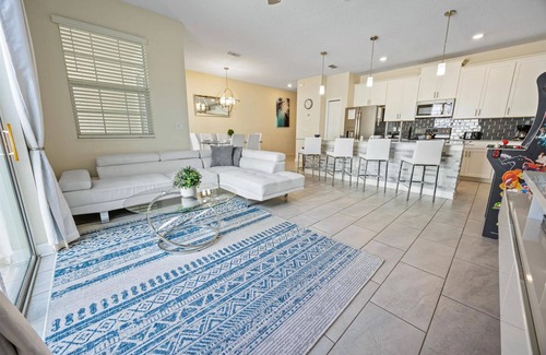 Bay Lake House | PRIVATE POOL/FREE RESORT ACCESS/CLOSE TO DISNEY/CLOSE TO RESTURANTS/MODERN STYLE