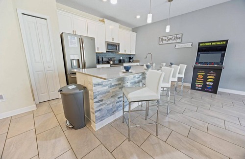 Bay Lake House | PRIVATE POOL/FREE RESORT ACCESS/CLOSE TO DISNEY/CLOSE TO RESTURANTS/MODERN STYLE