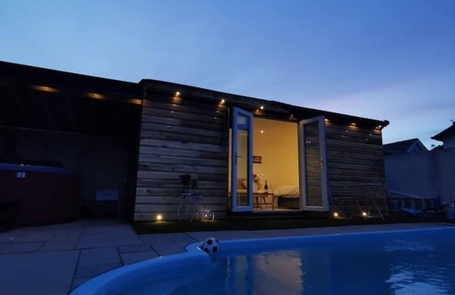 Hamworthy Cabin | Private Pool, Hot Tub, Luxury Cabana Poole Dorset.