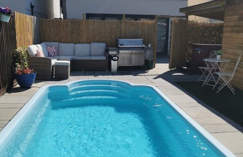 Hamworthy Cabin | Private Pool, Hot Tub, Luxury Cabana Poole Dorset.