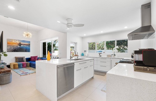 Dolphin Isles House | Private Pool | Kayaks | Games | Las Olas Fun Modern Beachfront Luxury 30 Seconds to Beach Sea La Vi