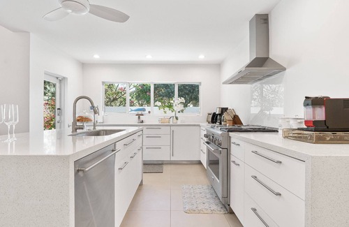 Dolphin Isles House | Private Pool | Kayaks | Games | Las Olas Fun Modern Beachfront Luxury 30 Seconds to Beach Sea La Vi