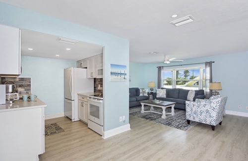 Mid Island House | ☀️Private Pool-Pet Friendly-Short Walk to Beach-Montishello on Jefferson☀️