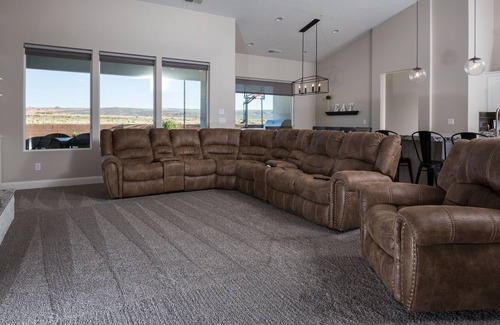 Hurricane House | Private Pool/Spa, 2 Mstr Bedrm, B-Ball, Bocce & Putting Green,4 Bed & 4 Bath!