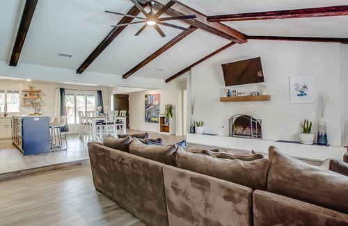 Lubbock House | Private pool/spa hidden Oasis getaway with 2 car garage parking in South Lubbock