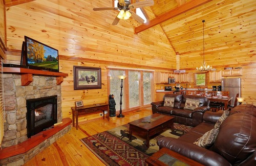 Gatlinburg - Pigeon Forge Cabin | Private Pool, Theater Room, Games + More! - Big Bear Plunge
