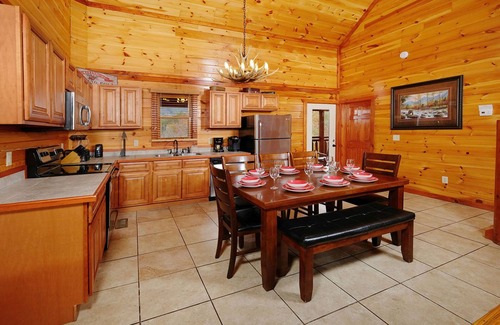 Gatlinburg - Pigeon Forge Cabin | Private Pool, Theater Room, Games + More! - Big Bear Plunge