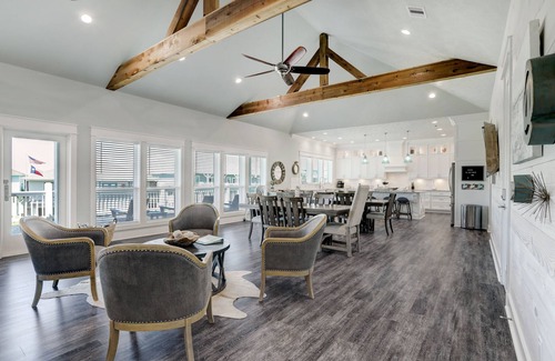 Port Bolivar House | PRIVATE POOL & HOT TUB! Sleeps 22 w/3 King Master Suites & 8 Queen beds!