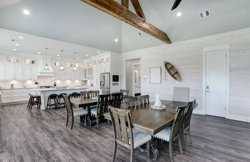 Port Bolivar House | PRIVATE POOL & HOT TUB! Sleeps 22 w/3 King Master Suites & 8 Queen beds!
