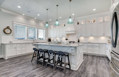 Port Bolivar House | PRIVATE POOL & HOT TUB! Sleeps 22 w/3 King Master Suites & 8 Queen beds!