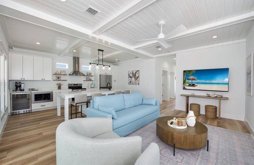 Mid Island House | 🌊Private Pool, Fenced Yard-Beach Views-Easy & Lazy Retreat🌊