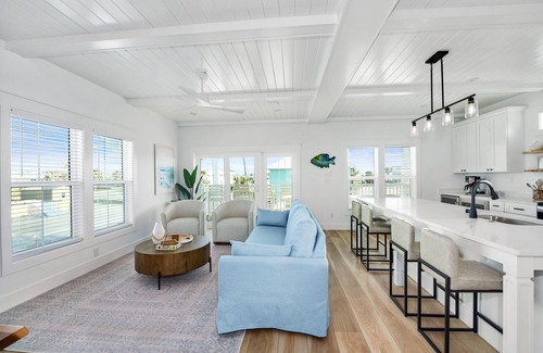 Mid Island House | 🌊Private Pool, Fenced Yard-Beach Views-Easy & Lazy Retreat🌊