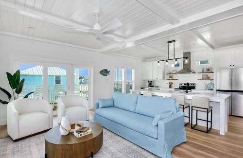 Mid Island House | 🌊Private Pool, Fenced Yard-Beach Views-Easy & Lazy Retreat🌊