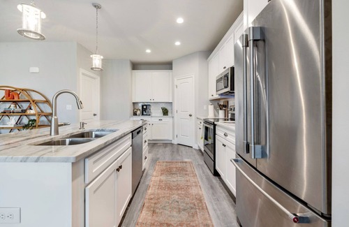 The Pines House | Private POOL! Brand new home, 4 minutes to beach!