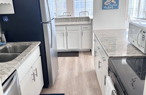 Riviera Beach House | Private Pool, Walk to Beach 🏖️, Bright Sun Room, Quiet West End