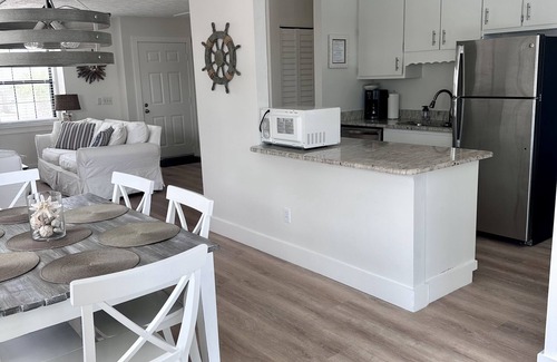 Riviera Beach House | Private Pool, Walk to Beach 🏖️, Bright Sun Room, Quiet West End