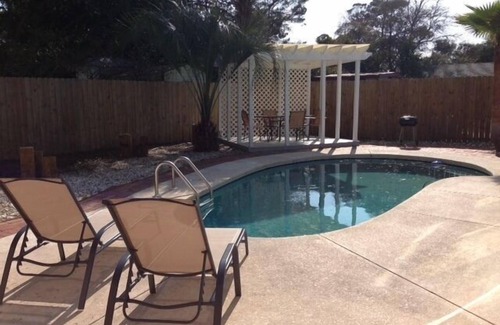 Riviera Beach House | Private Pool, Walk to Beach 🏖️, Bright Sun Room, Quiet West End