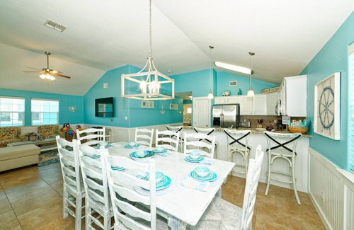 Port Aransas House | Private Pool with fire pit ! 3/2 house with lots of parking. King bed