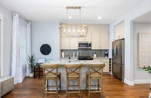 Cannonborough Elliotborough House | Private Porch with Parking - 2 Blocks to King