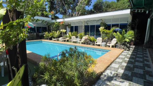 Looc Apartment | Private property 8