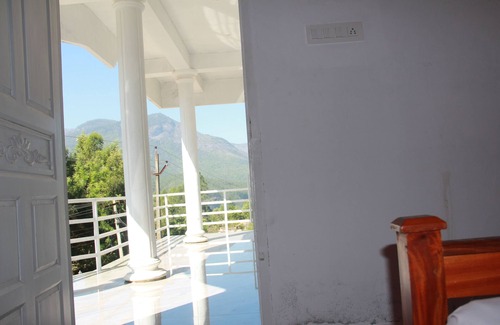 Kanthalloor House | PRIVATE PROPERTY AT CALM COOL PLACE NEARBY DAM & WITH MOUNTAINVIEW