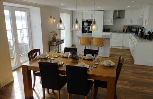 Milford Haven House | Private quay, balcony, amazing sea views, free parking, Old Castle Pembrokeshire