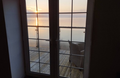 Milford Haven House | Private quay, balcony, amazing sea views, free parking, Old Castle Pembrokeshire