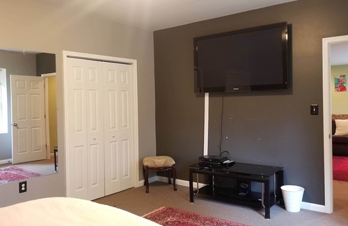 Dale City House | ⚡Private queen bed basement studio & patio⚡