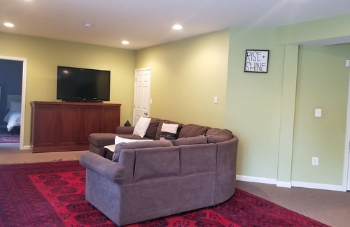 Dale City House | ⚡Private queen bed basement studio & patio⚡