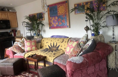 Sea Retreat House | PRIVATE/QUITE/COZY/OCEAN VIEW/COUPLES GETAWAY. WALK TO FOOD & LIVE MUSIC