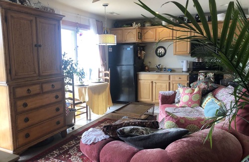 Sea Retreat House | PRIVATE/QUITE/COZY/OCEAN VIEW/COUPLES GETAWAY. WALK TO FOOD & LIVE MUSIC