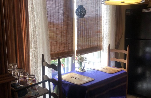 Sea Retreat House | PRIVATE/QUITE/COZY/OCEAN VIEW/COUPLES GETAWAY. WALK TO FOOD & LIVE MUSIC