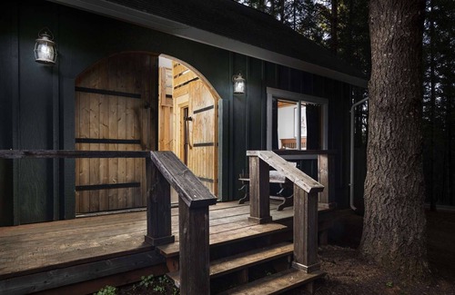 Yamhill House | Private Ranch on 80 Forested Acres, *Pet Friendly* Pool Table, Fire-pit, Starlink Internet 100+ Mbps
