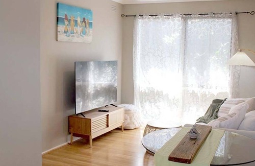 Ocean Grove Cottage | Private renovated duplex cottage. Beach and shops, markets, parkland close by.