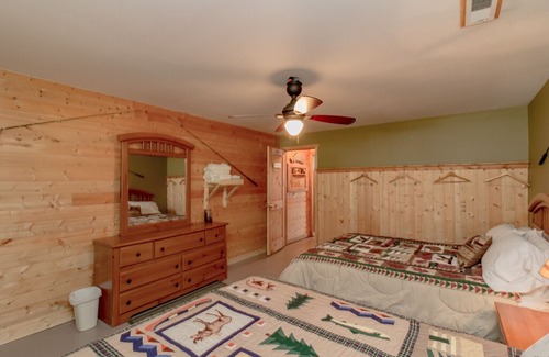 Easton Resort | Private Retreat lodge, 6 cabins, RV Park, Tents sites on 54 acres with 4 lakes