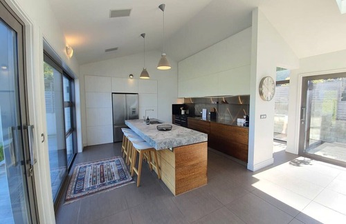 Kelvin Heights House | Private Retreat - Stunning Lake & Mountain Views!
