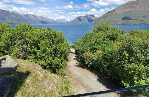 Kelvin Heights House | Private Retreat - Stunning Lake & Mountain Views!
