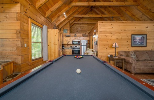 Trappers Ridge Cabin | Private Romantic Cabin! Close to All Attractions!